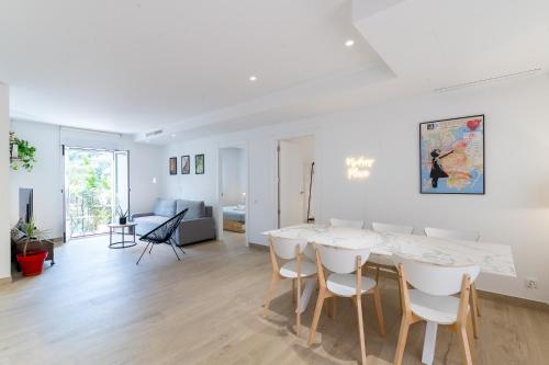 a dining room and living room with a white table and chairs at Maravilloso piso a estrenar in Villareal