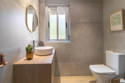 a bathroom with a sink and a toilet at Maravilloso piso a estrenar in Villareal
