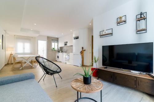a living room with a large flat screen tv at Maravilloso piso a estrenar in Villareal