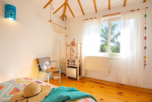 1 dormitorio con cama y ventana en CABAÑA LA PALMERITA en Playa El Palmar en El Palmar