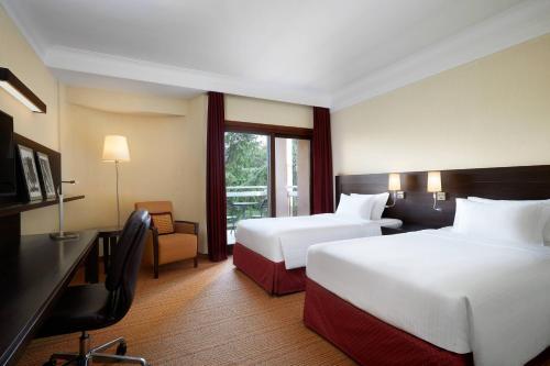 pokój hotelowy z 2 łóżkami i oknem w obiekcie Courtyard by Marriott Rome Central Park w Rzymie