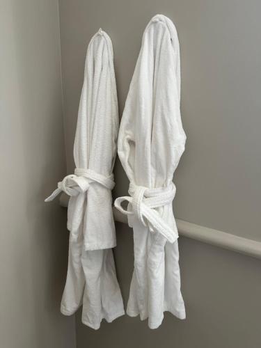 un par de toallas blancas colgando en una pared en CABADOL - Appartement Aix centre historique - très calme - 50m cours Mirabeau, en Aix-en-Provence