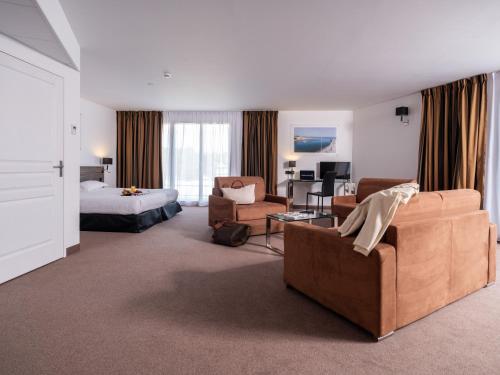 Postel nebo postele na pokoji v ubytování Golden Tulip La Baule Hôtel et Résidence