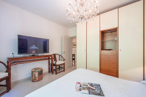 Televisyen dan/atau pusat hiburan di Queen Lake View - Happy Rentals
