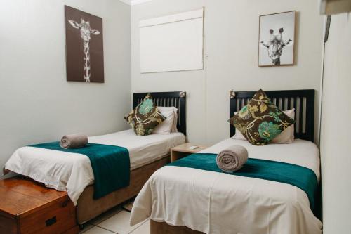 Una cama o camas en una habitación de Biweda Nguni Lodge