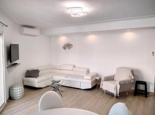 un salon avec un canapé blanc et des chaises dans l'établissement Residence les Etoiles, à Juan-les-Pins