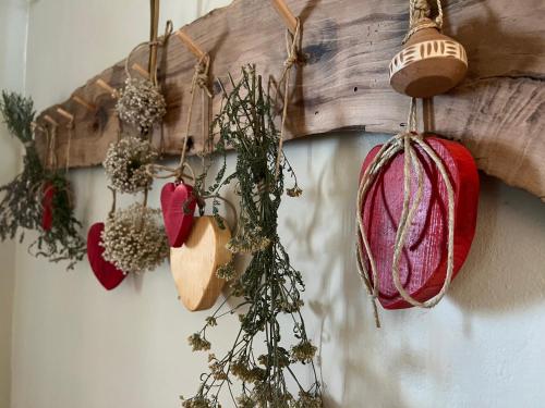 a bunch of ornaments are hanging on a wall at B&B Casa dei Cuori - Natura, Silenzio, relax a 550 m di quota in Langhirano