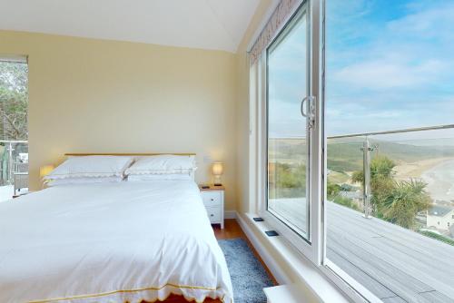 En eller flere senger på et rom på Superb Panoramic Sea Views Sleeps 10 Pet Friendly