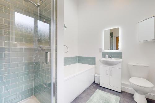 Un baño con ducha, inodoro y lavabo. en Superb Panoramic Sea Views Sleeps 10 Pet Friendly, en Woolacombe