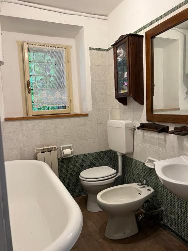 a bathroom with a toilet and a sink and a tub at B&B Casa dei Cuori - Natura, Silenzio, relax a 550 m di quota in Langhirano