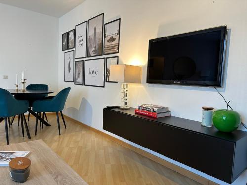 Una televisión o centro de entretenimiento en Urbanstay Suites Apartment In Charming Sablon