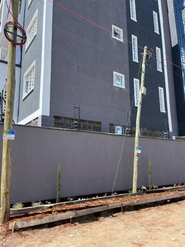 ein Gebäude mit einer Stange vor einem Gebäude in der Unterkunft Idyllic Sojourn in Nakuru