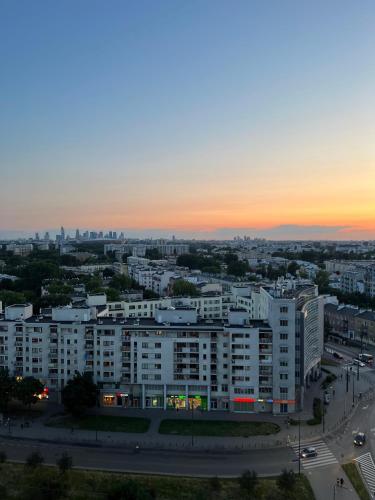 vistas a una ciudad al atardecer con edificios en Wiatraczna 136, en Varsovia