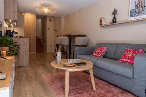 un salon avec un canapé bleu et une table dans l'établissement Host Inn - Duplex Insolite & Chic - Ancienne librairie, à Lyon