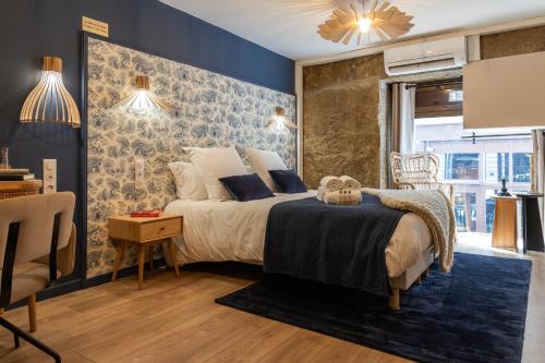 - une chambre avec un grand lit aux murs bleus dans l'établissement Host Inn - Duplex Insolite & Chic - Ancienne librairie, à Lyon