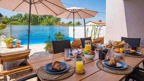 Villa Leonardo by Villas Holiday