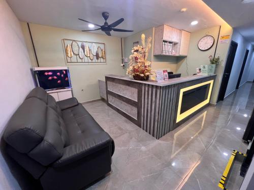 - un salon avec un canapé et une table dans l'établissement BEATRIX HOTEL, à Brinchang