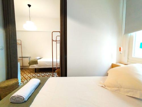 a bedroom with a bed and a room with a bed at VibesCoruña- Apartamento céntrico recién reformado in A Coruña