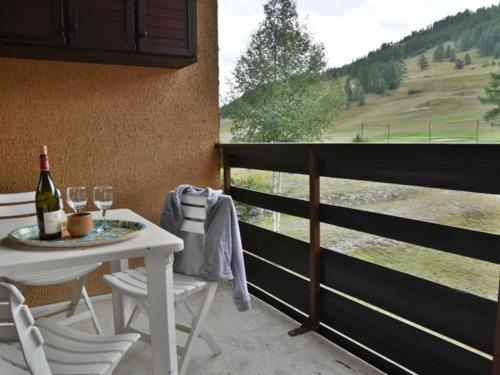une table et des chaises sur un balcon avec vue dans l'établissement Duplex 3 pièces avec mezzanine, parking et balcon exposé sud sur les pistes - FR-1-266-64, à Montgenèvre