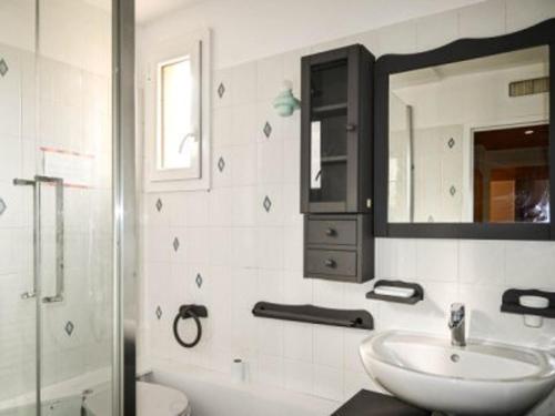een badkamer met een wastafel, een toilet en een spiegel bij Appartement Montgenèvre, 3 pièces, 8 personnes - FR-1-266-160 in Montgenèvre