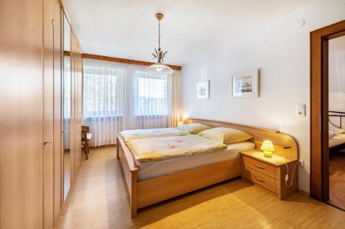Un dormitorio con una cama grande y una ventana en Ferienwohnung im Haus Stöckl, en Angerberg