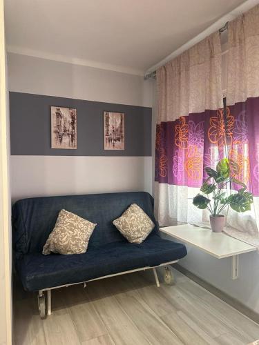 uma sala de estar com um sofá azul e uma mesa em stop & go em Arbós