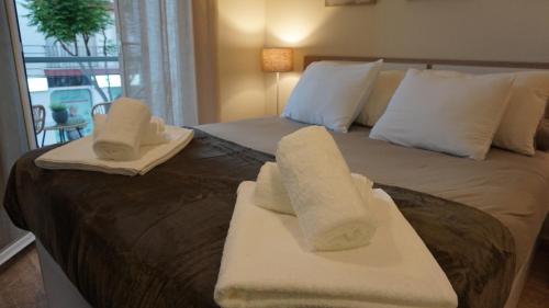 una camera d'albergo con un letto con asciugamani sopra di Apartamentos Hernán Cortés a Villanueva de la Serena