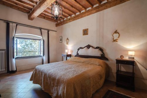 een slaapkamer met een groot bed en een raam bij Residenza privata Paradiso in Sansepolcro