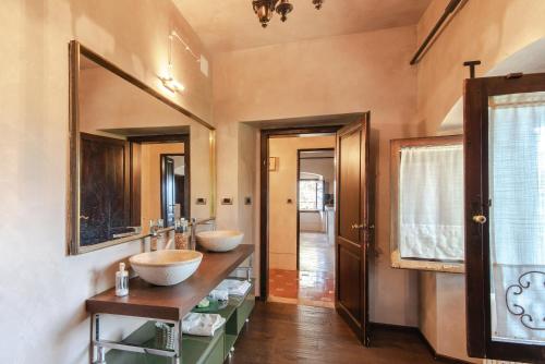 een badkamer met 2 wastafels en een grote spiegel bij Residenza privata Paradiso in Sansepolcro