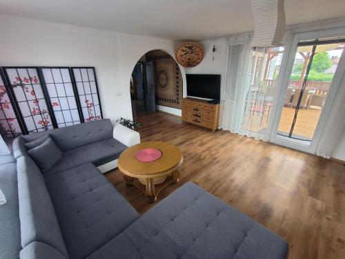 ein Wohnzimmer mit einem Sofa und einem Tisch in der Unterkunft House of Relax in Řečany nad Labem