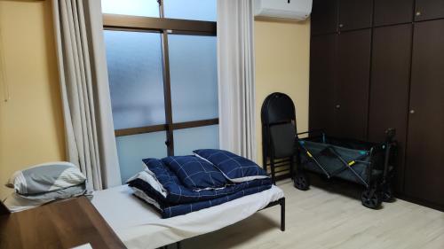 Una cama o camas en una habitación de 快適に滞在&家族利用等におすすめ 洋室と和室が繋がったお部屋