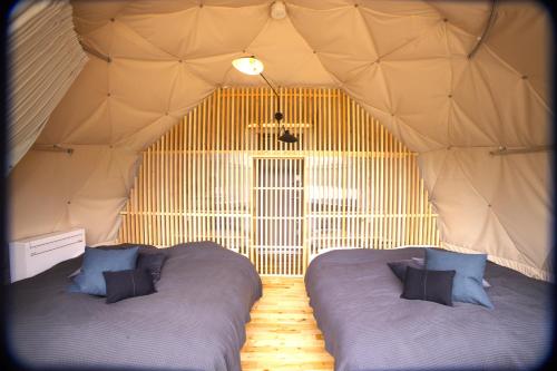 Postel nebo postele na pokoji v ubytování dots by Dot Glamping Suite 001