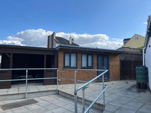 une maison en cours de rénovation avec une terrasse en face de celle-ci dans l'établissement Nikoda Lodge, à Gillingham