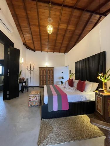 - une chambre avec un grand lit et un bureau dans l'établissement D' Art VILLA RETREAT AND SPA, à Tangalle