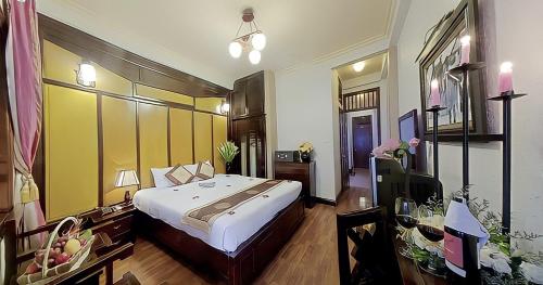 Kim Liên - Số 7 Đào Duy Anh - by Bay Luxury Hotel في هانوي: غرفة نوم بسرير كبير في غرفة