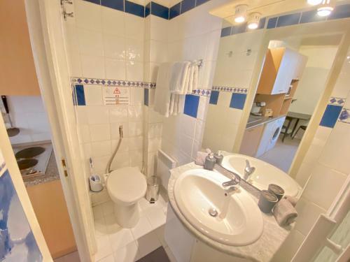 een kleine badkamer met een wastafel en een toilet bij Le Grand Pré By SCLS Locations in Cannes