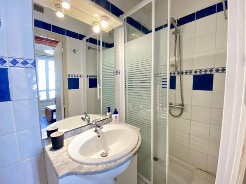 y baño con lavabo y ducha. en Le Grand Pré By SCLS Locations, en Cannes