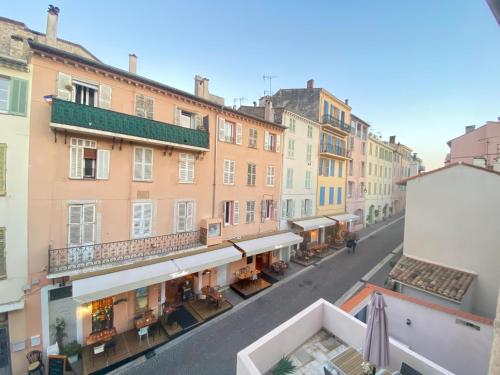 uitzicht op een straat met gebouwen bij Le Grand Pré By SCLS Locations in Cannes