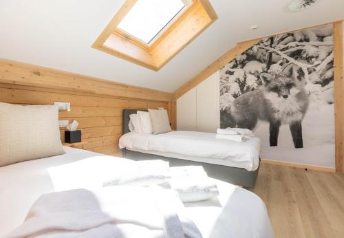 1 dormitorio con 2 camas y una pintura de un oso en Villa Wood - Gîte de prestige en Ardennes - 10 personnes - Sauna, jacuzzi, piscine et billard en Tenneville