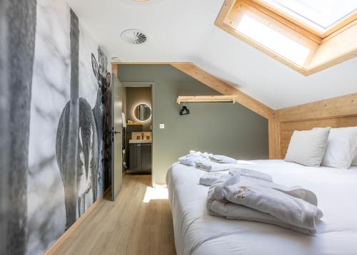 Cama o camas de una habitación en Villa Wood - Gîte de prestige en Ardennes - 10 personnes - Sauna, jacuzzi, piscine et billard