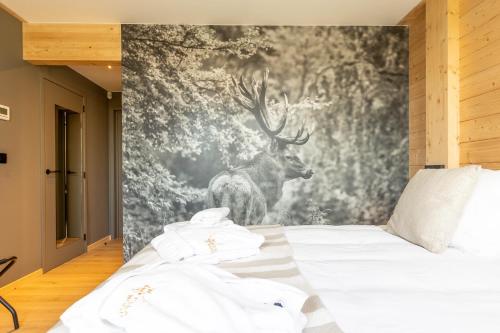 Cama o camas de una habitación en Villa Wood - Gîte de prestige en Ardennes - 10 personnes - Sauna, jacuzzi, piscine et billard