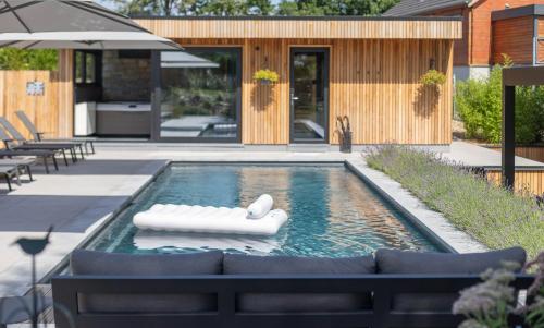 Piscina en o cerca de Villa Wood - Gîte de prestige en Ardennes - 10 personnes - Sauna, jacuzzi, piscine et billard