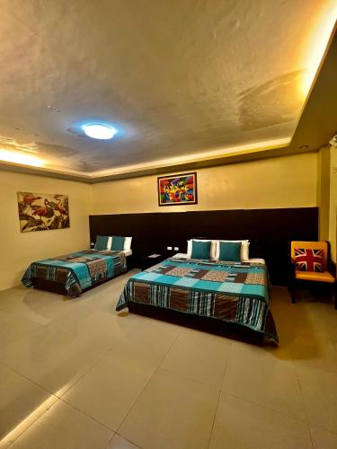 a bedroom with two beds in a room at Hotel Casa Teofista in Panglao