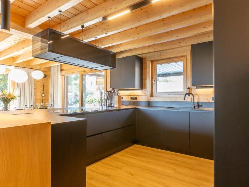 Una cocina o zona de cocina en Villa Wood - Gîte de prestige en Ardennes - 10 personnes - Sauna, jacuzzi, piscine et billard