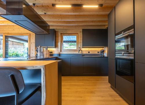 Una cocina o zona de cocina en Villa Wood - Gîte de prestige en Ardennes - 10 personnes - Sauna, jacuzzi, piscine et billard