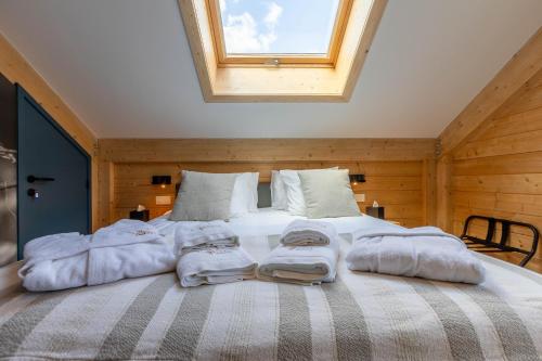 Cama o camas de una habitación en Villa Wood - Gîte de prestige en Ardennes - 10 personnes - Sauna, jacuzzi, piscine et billard
