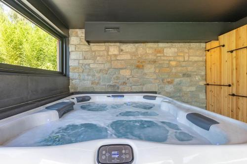 Imagen de la galería de Villa Wood - Gîte de prestige en Ardennes - 10 personnes - Sauna, jacuzzi, piscine et billard, en Tenneville