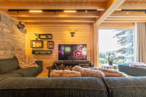 Zona de estar de Villa Wood - Gîte de prestige en Ardennes - 10 personnes - Sauna, jacuzzi, piscine et billard