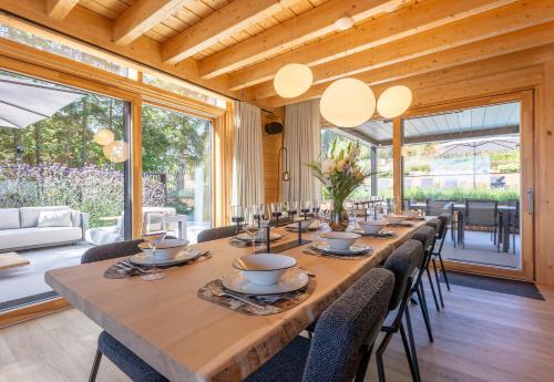 Un restaurante o sitio para comer en Villa Wood - Gîte de prestige en Ardennes - 10 personnes - Sauna, jacuzzi, piscine et billard