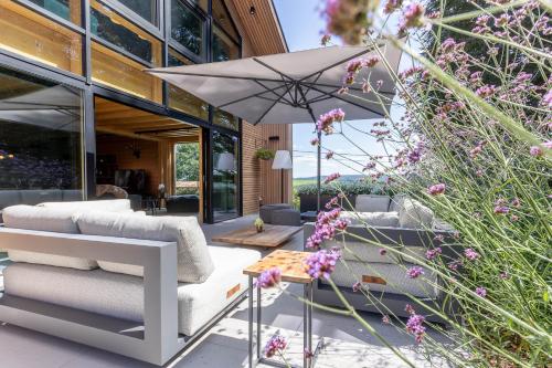Un balcón o terraza de Villa Wood - Gîte de prestige en Ardennes - 10 personnes - Sauna, jacuzzi, piscine et billard